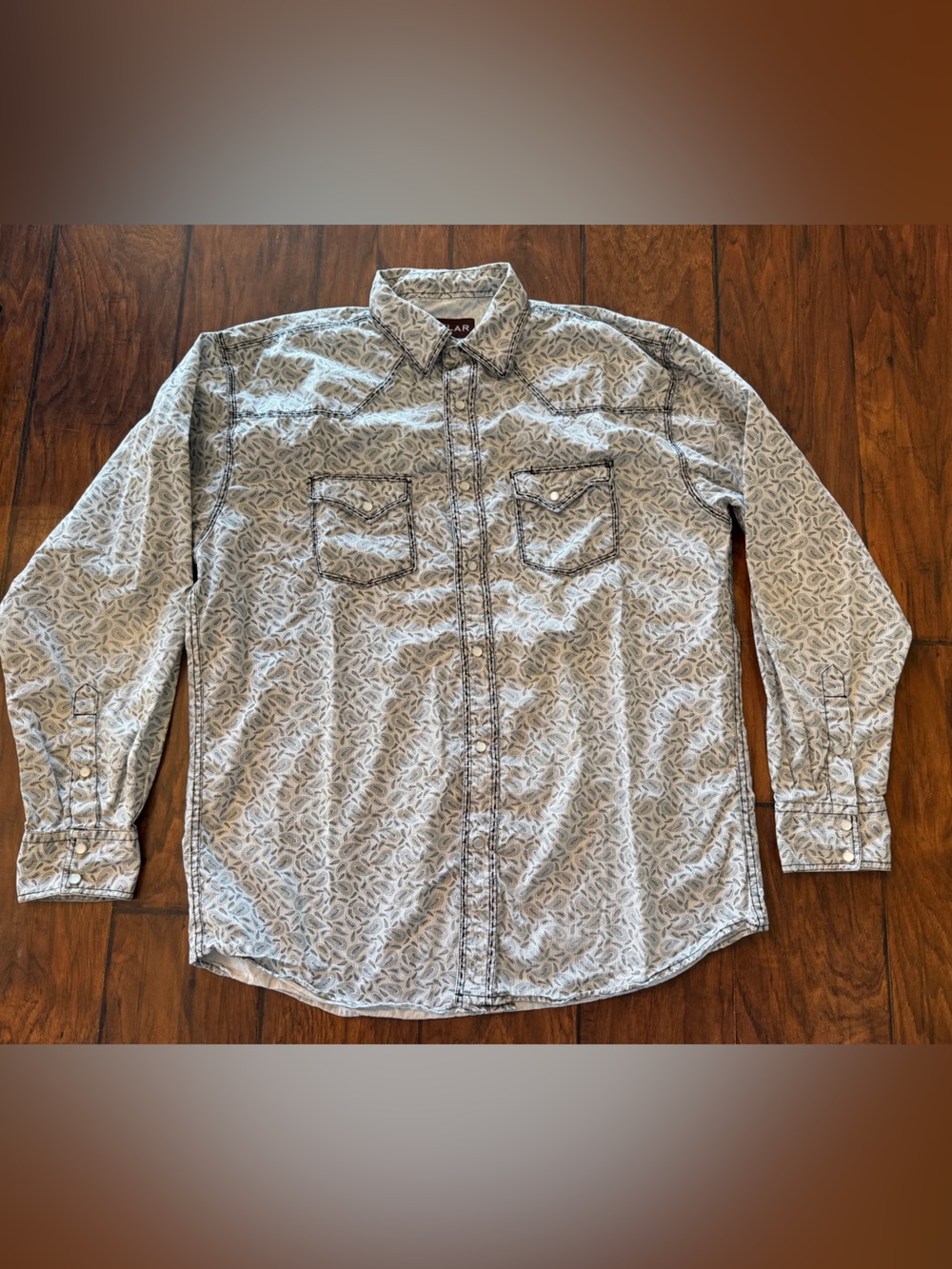 Men's Casual Button-Down Shirt in Light Gray Paisley Print